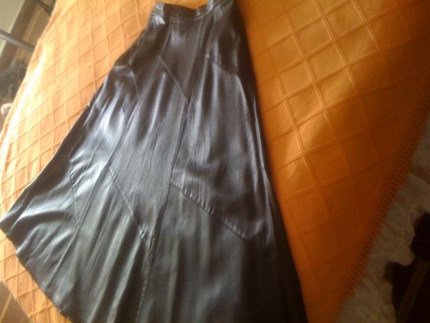 Vendo falda negra de piel talla 42 , con un solo uso , comprada en firma importante