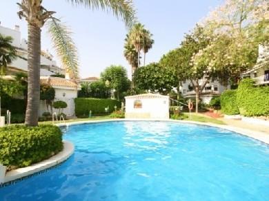 Apartamento con 3 dormitorios se vende en Marbella, Costa del Sol