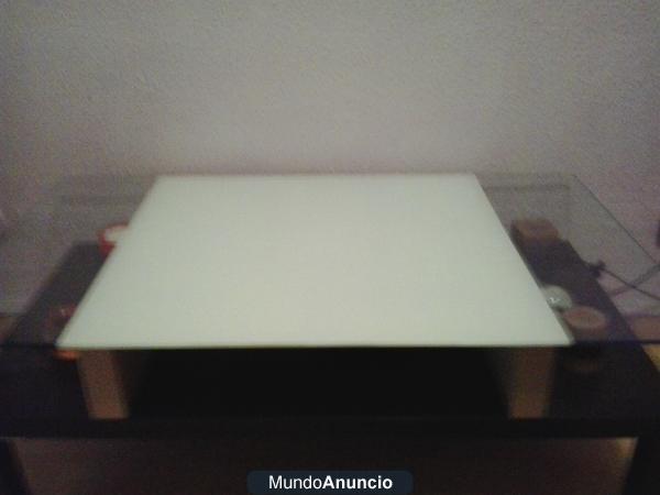 SE VENDE MESA PEQUEÑA DE SALON