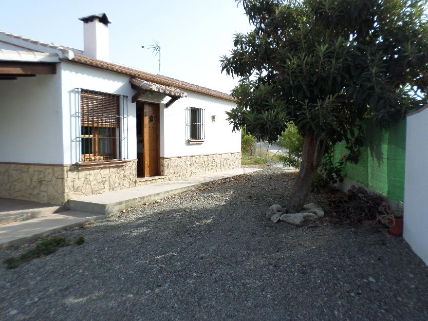 Alquilo casa en campo con terreno 3 habitaciones