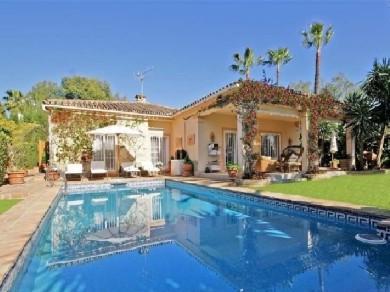 Chalet con 4 dormitorios se vende en Estepona, Costa del Sol