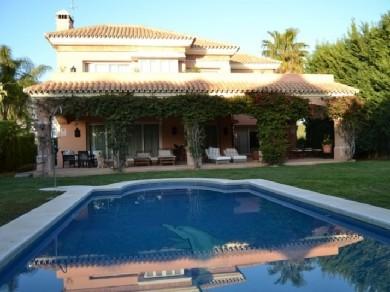 Chalet con 4 dormitorios se vende en Marbella, Costa del Sol