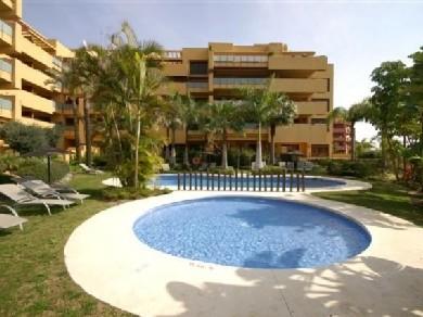 Apartamento con 3 dormitorios se vende en Estepona, Costa del Sol