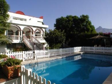 Chalet con 5 dormitorios se vende en Marbella, Costa del Sol