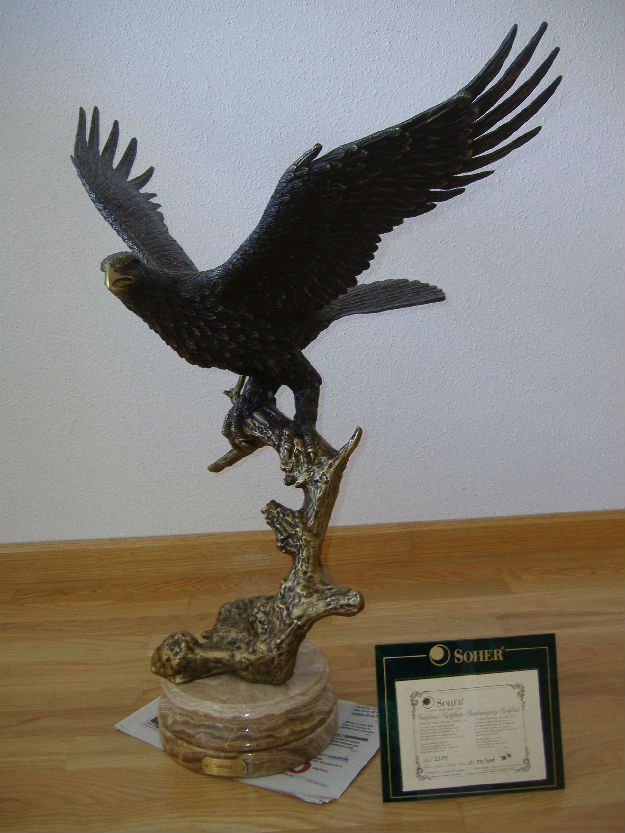 Escultura de bronce del aguila real