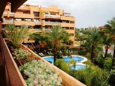 Apartamento con 3 dormitorios se vende en Estepona, Costa del Sol