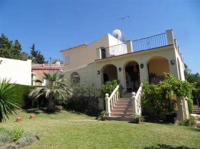 Chalet con 5 dormitorios se vende en Marbella, Costa del Sol