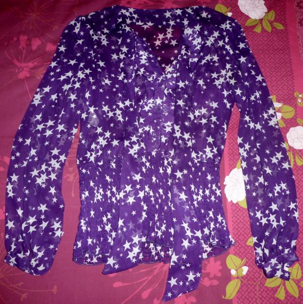 Blusa de gasa con estampado de estrellas.