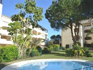 Apartamento con 2 dormitorios se vende en Marbella, Costa del Sol