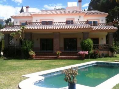 Chalet con 4 dormitorios se vende en Marbella, Costa del Sol