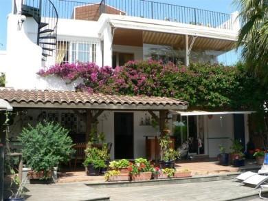 Chalet con 4 dormitorios se vende en Marbella, Costa del Sol