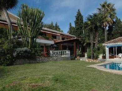 Chalet con 6 dormitorios se vende en Marbella, Costa del Sol