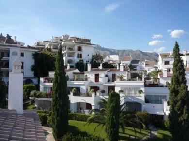 Apartamento con 3 dormitorios se vende en Marbella, Costa del Sol