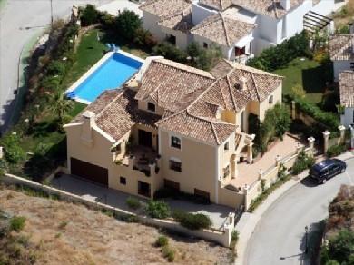 Chalet con 4 dormitorios se vende en Marbella, Costa del Sol