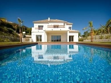 Chalet con 4 dormitorios se vende en Marbella, Costa del Sol