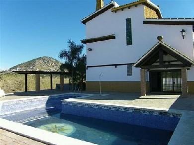 Chalet con 6 dormitorios se vende en Alhaurin el Grande