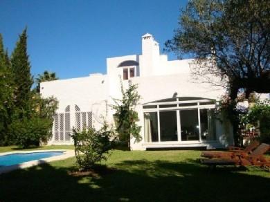 Chalet con 4 dormitorios se vende en Marbella, Costa del Sol