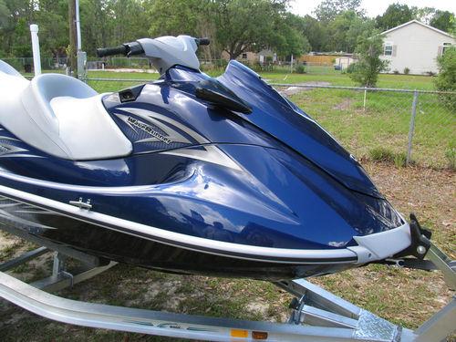 2012 Yamaha Waverunner con 2012 Magic Tilt Aluminum Trailer