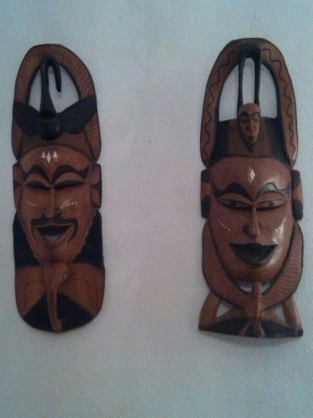 Mascaras africanas talladas en madera maciza