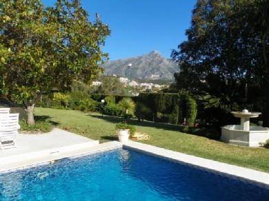 Chalet con 4 dormitorios se vende en Marbella, Costa del Sol