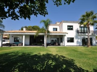 Chalet con 4 dormitorios se vende en Estepona, Costa del Sol