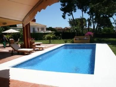 Chalet con 5 dormitorios se vende en Marbella, Costa del Sol