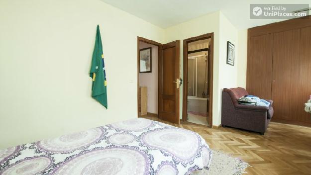 Rooms available - 5-bedroom residence outside Madrid in Villaviciosa de Odon