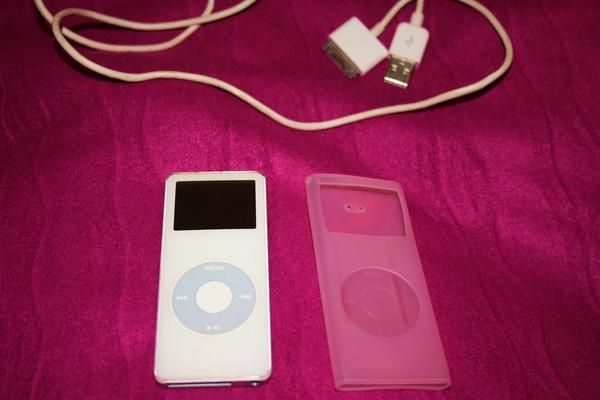 SE VENDE IPOD APPLE 4G seminuevo