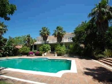 Chalet con 5 dormitorios se vende en Marbella, Costa del Sol