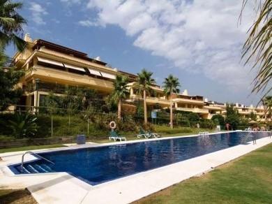 Apartamento con 3 dormitorios se vende en Marbella, Costa del Sol