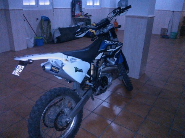 se vende moto de cross 250 de 2 T