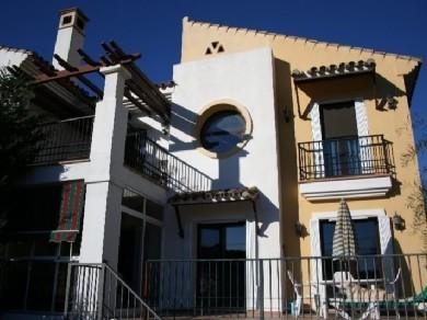 Adosado con 3 dormitorios se vende en Marbella, Costa del Sol