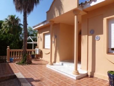 Chalet con 5 dormitorios se vende en Benalmadena Costa, Costa del Sol