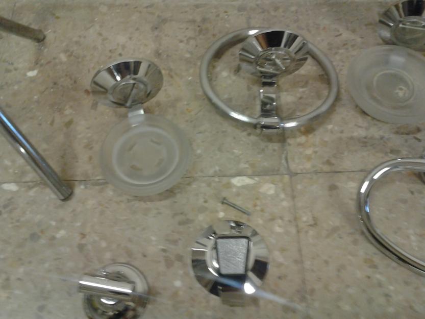 CHOLLO Conjunto accesorios de baño metal cromado de 8 piezas por 25 €