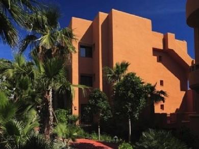 Apartamento con 2 dormitorios se vende en Benahavis, Costa del Sol