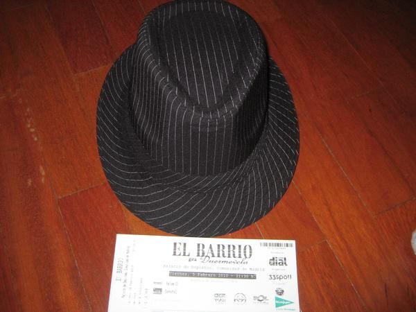 se venden gorros del barrio y se regala entrada