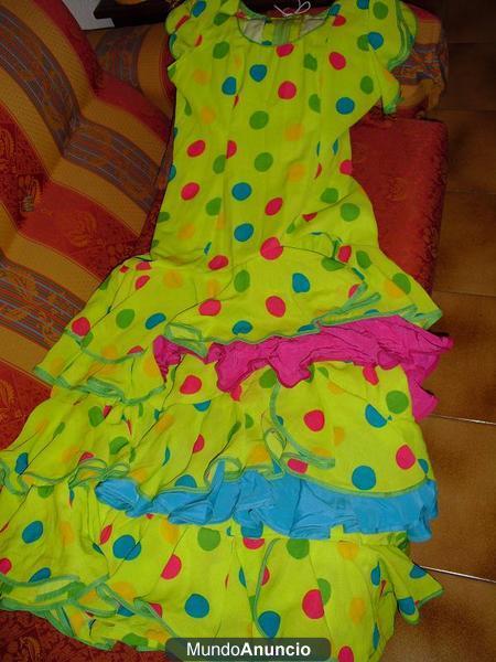 traje de flamenca verde y lunares de colores para feria o rocio