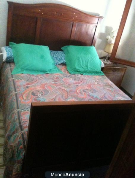 Precioso dormitorio antiguo con cama y armario espejo