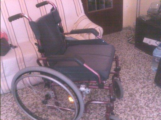 SILLA DE RUEDAS SEMI NUEVA