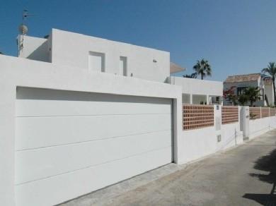 Chalet con 5 dormitorios se vende en Marbella, Costa del Sol