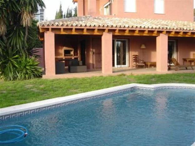 Chalet en alquiler de vacaciones en Atalaya-Isdabe, Málaga (Costa del Sol)