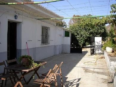 Chalet con 3 dormitorios se vende en Alora