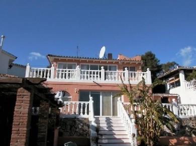 Chalet con 3 dormitorios se vende en Marbella, Costa del Sol