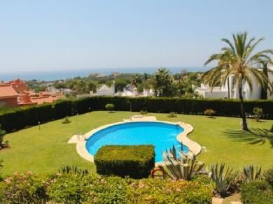 Apartamento con 2 dormitorios se vende en Marbella, Costa del Sol