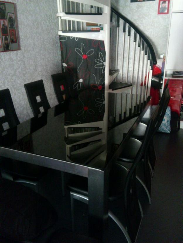 Se vende conjunto de mesa con 6 sillas de diseño