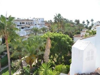 Apartamento con 2 dormitorios se vende en Marbella, Costa del Sol