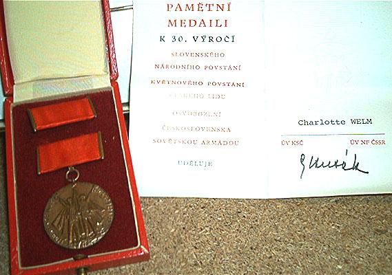 II GUERRA MUNDIAL, MEDALLA DE LA VICTORIA DE  CHECOESLOVAQUIA EN SU CAJA Y CON CERTIFICADO.