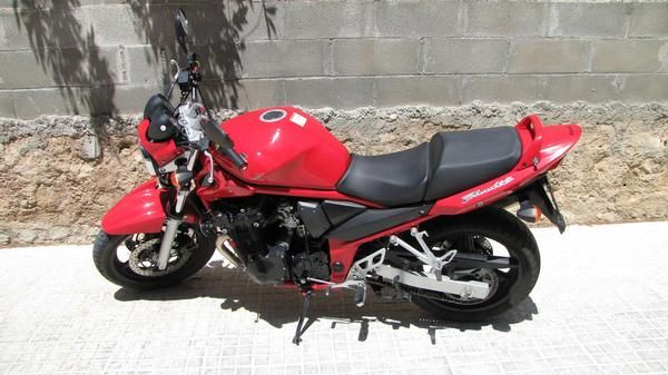 Suzuki Bandit 650 año 2005, 8000 km, color rojo, naked. 3500