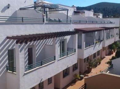 Adosado con 3 dormitorios se vende en Benahavis, Costa del Sol