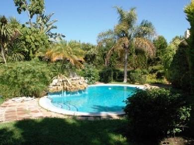 Chalet con 5 dormitorios se vende en Marbella, Costa del Sol